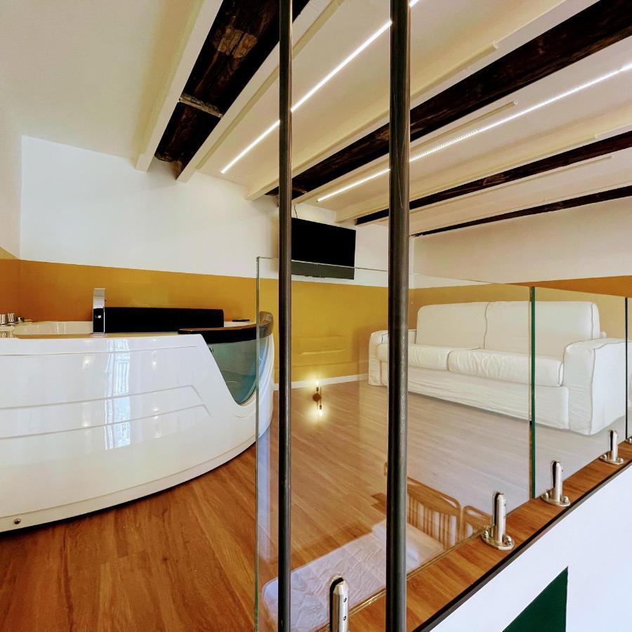 Tutt 'E Sant Luxury Rooms Наполи Екстериор снимка